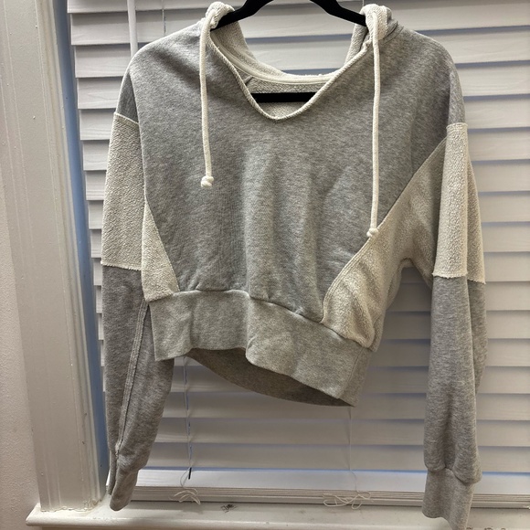 Abercrombie & Fitch Sweaters - Like New Women's Abercrombie & Fitch Split Neck Hoodie Light Grey Size XS